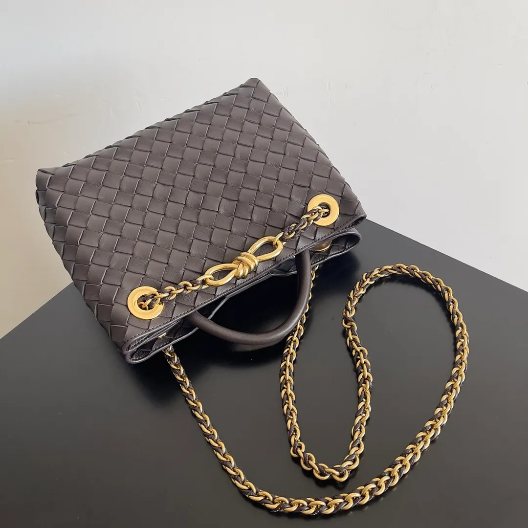 Batch 1960 BOTTEGA VENETA 2024 spring and summer new small ANDIAMO chain bag is also available! 🔥🔥I believe many friends have been waiting for a long time. The metallic chain adds a touch of sophistication to the original softness and elegance of Andiamo. The collision of classic craftsmanship and elegance creates a different kind of beauty. Style number: 786008 Size: 25*22*10.5cm